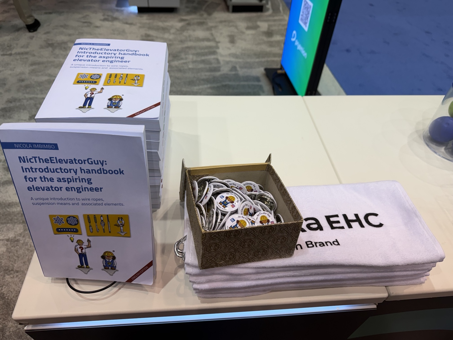 Libri e spillette di NicTheElevatorGuy allo stand.
